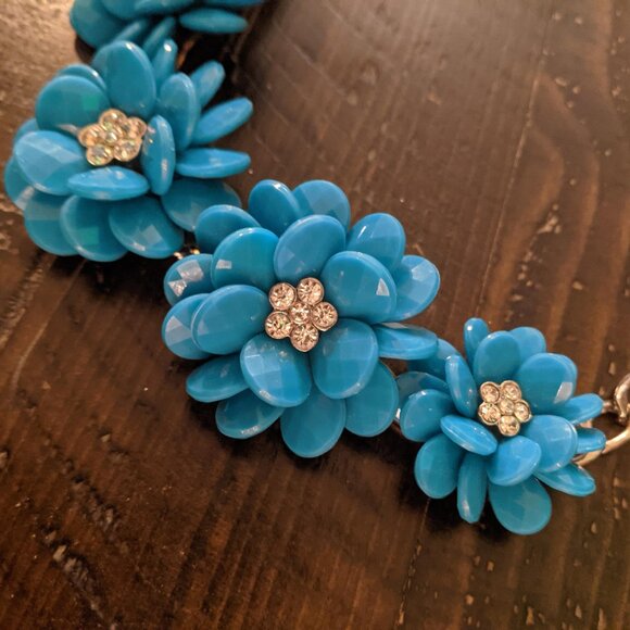 Blue Resin Flower Statement Necklace Chunky Gold Tone Chain Rhinestone Glam - Picture 4 of 5